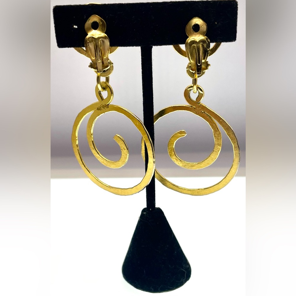 Vintage Gold Tone Hammered Scroll Design Dangle Clip In Earrings Made in Greece - Picture 3 of 9